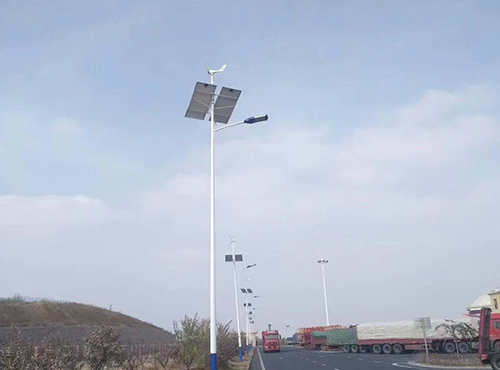 南京歐陸電氣風(fēng)光互補(bǔ)照明系統(tǒng)，設(shè)備配置功率300W